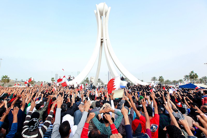 protesters_fests_toward_pearl_roundabout-1